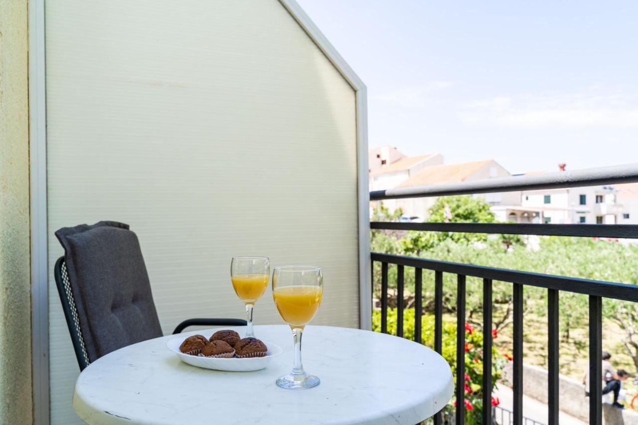 One-Bedroom Apartment Balcony,1413036089:JPEG