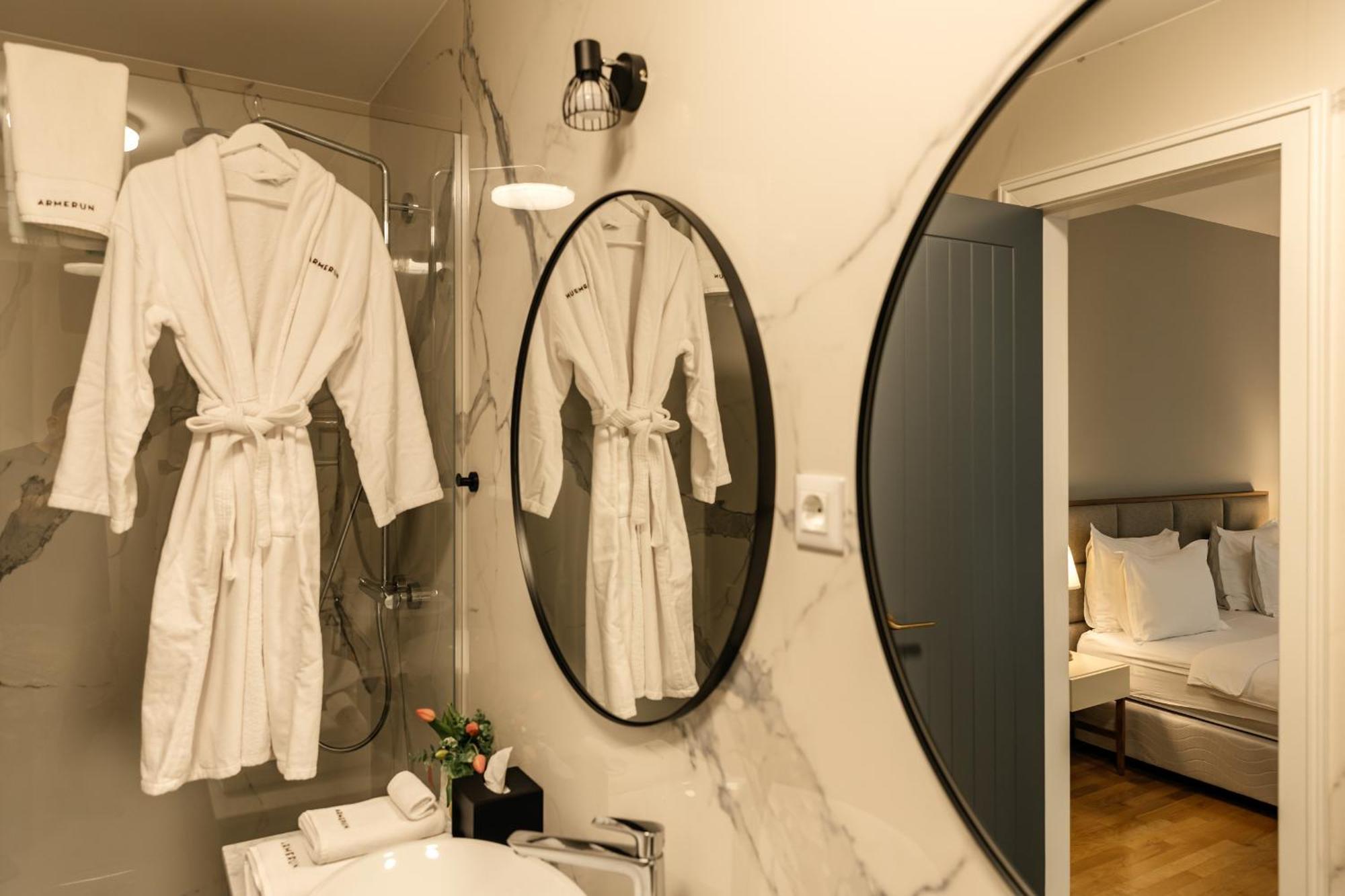 Deluxe One-Bedroom Apartment with Hot Tub