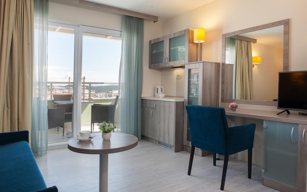 Deluxe Double Room with Side Sea View