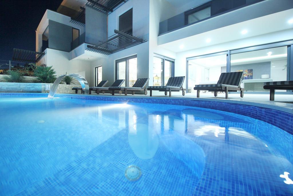 Deluxe Villa,329826448:JPEG