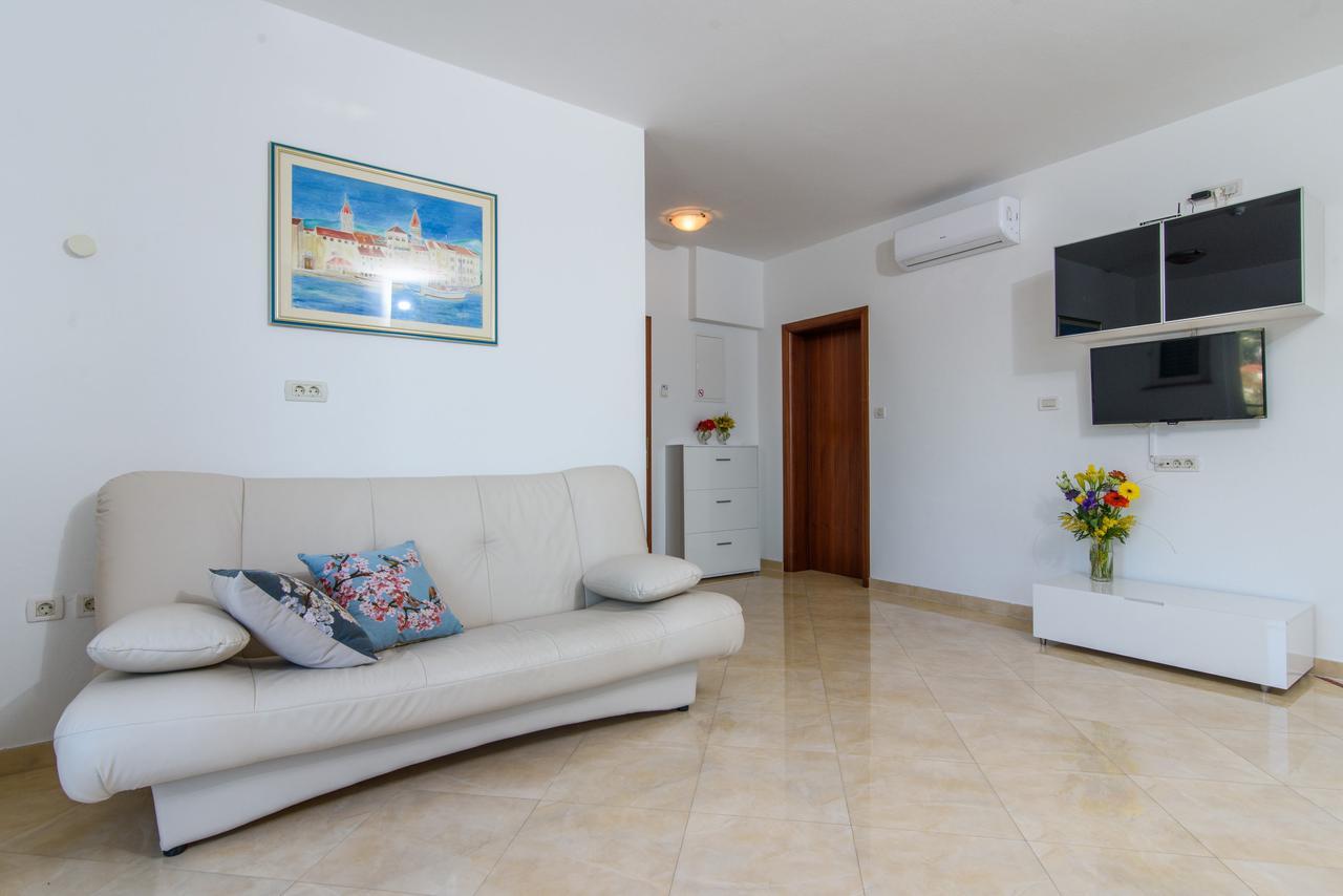 Deluxe Two-bedroom Apartment with Seaview