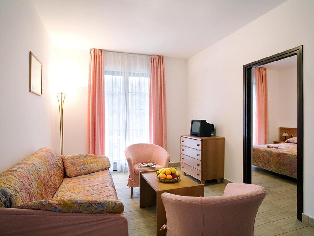 Suite 22 AC,64690639:JPEG