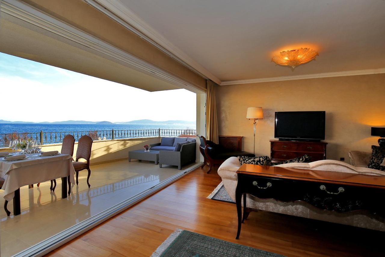 Deluxe Suite with Terrace and Sea View