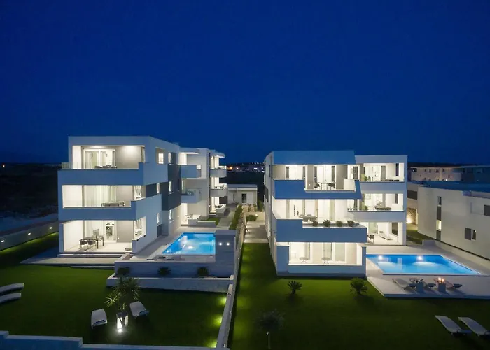 s & Rooms Pool Villas Maris
