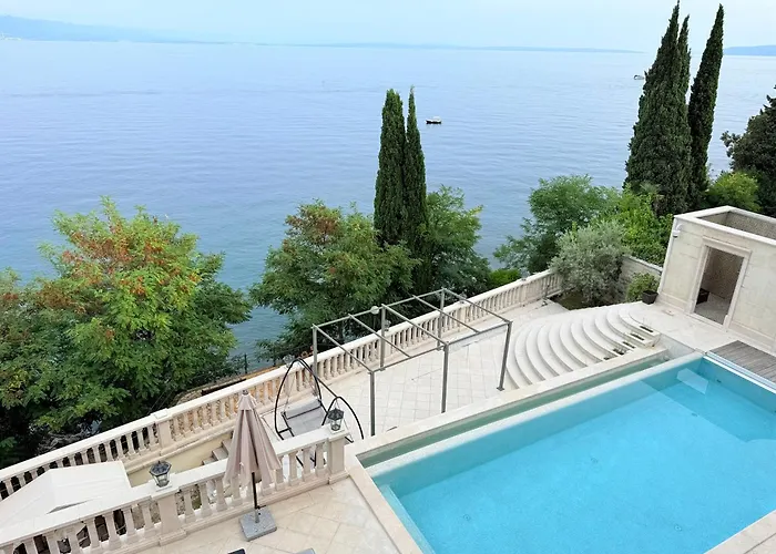 Villa Isabella - Luxury With Style Right Next To The Beach, Private Pool And Sea View