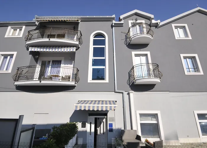 Apartments & Rooms Villa Maslina