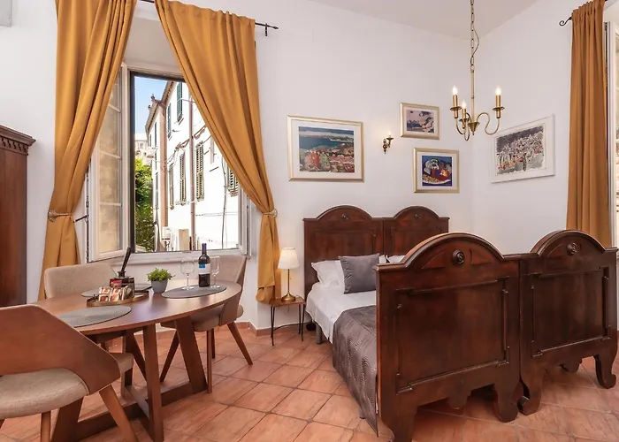 Amoret Apartments
