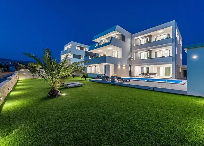 s & Rooms Pool Villas Maris